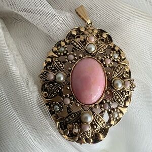 Vintage Avon Queen Anne Lace Oval Goldtone Pendant Pink Cabochon Faux Pearl
